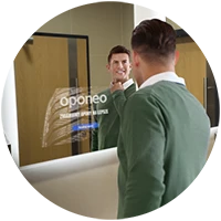 mężczyzna ogląda reklamę opon na lustrze reklamowym