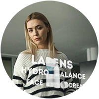 mężczyzna ogląda reklamę opon na lustrze reklamowym